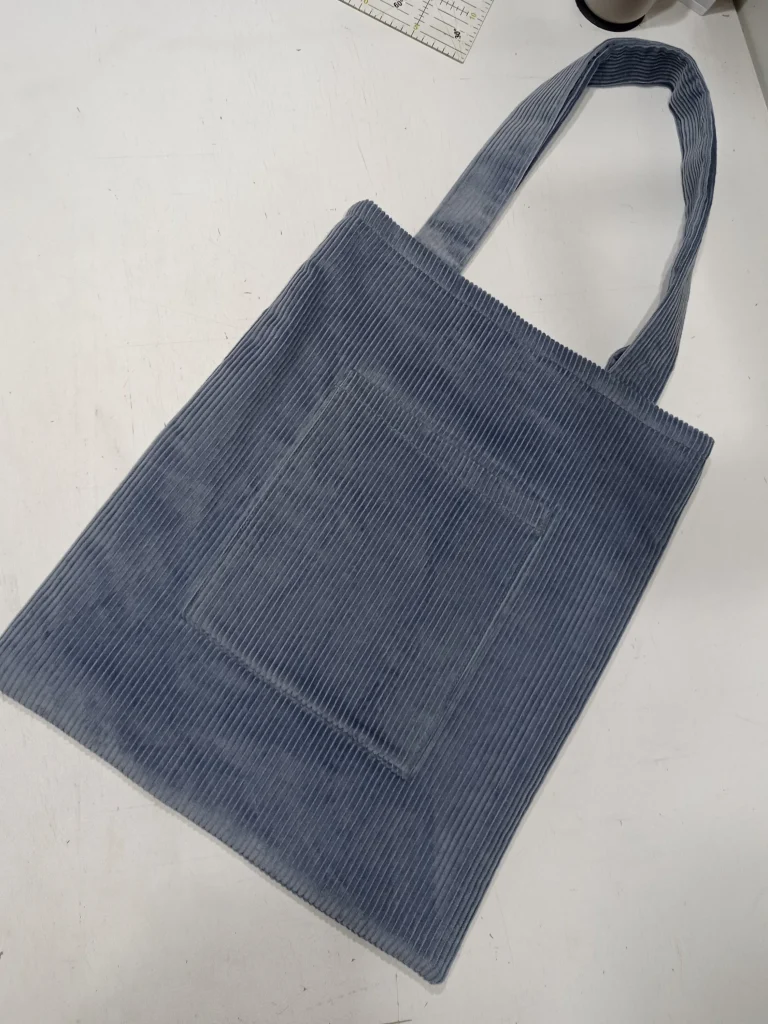 Endroit du tote bag doublé montrant la poche plaquée