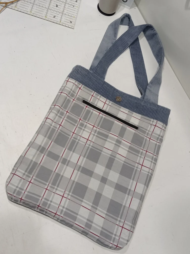 Envers du tote bag doublé montrant la poche zippée