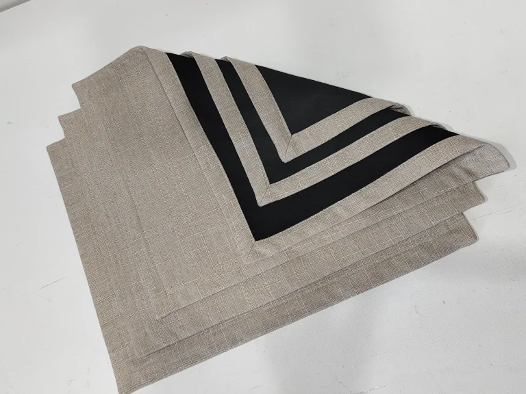 Set de table cousu dans un tissu anti-tache