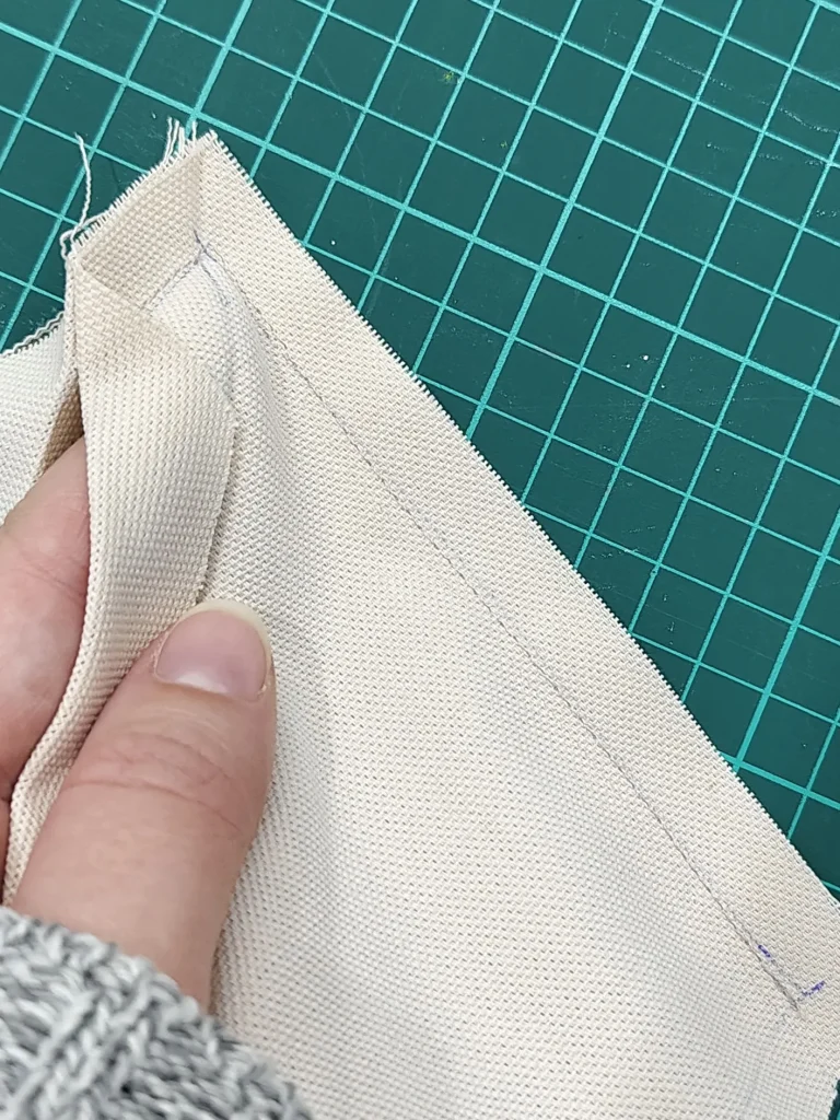 La marge e 1 cm qui reste ouverte