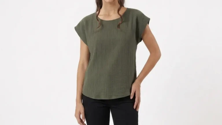 Pull oversize femme porté par un mannequin